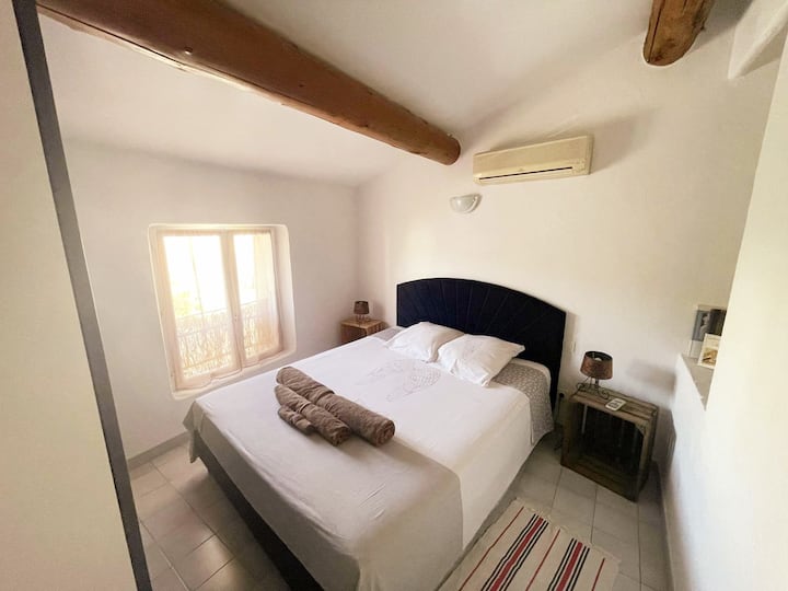 1a camera da letto con letto king size 160X200 e grande spogliatoio completamente climatizzato con vista sulla piazza.