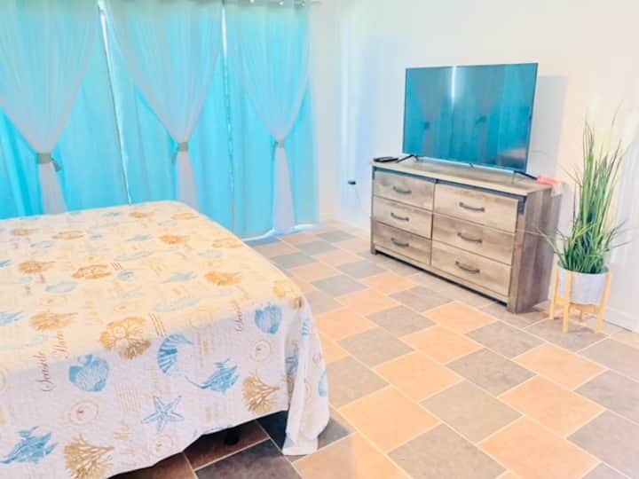 Televisor de 55 pulgadas con cable y enormes ventanas para disfrutar de bonitas vistas al patio.