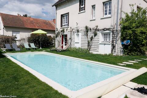 Cheerful townhouse with pool.