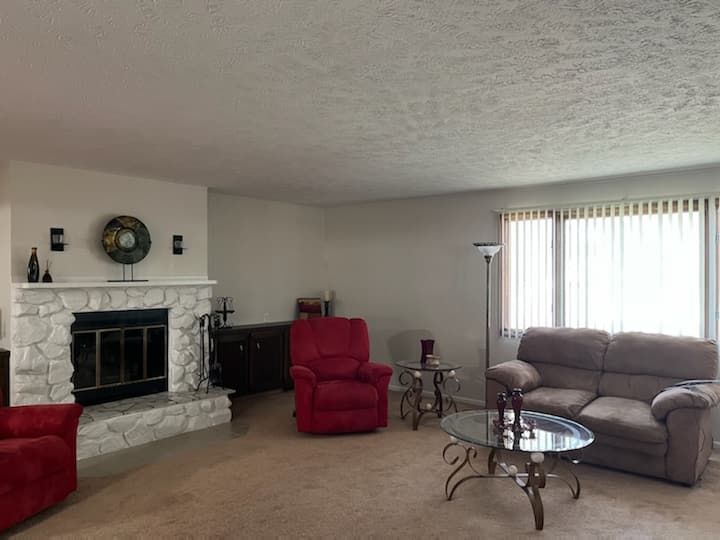 Cheerful 3-bedroom Home In A Quiet Neighborhood. - Bellevue, NE