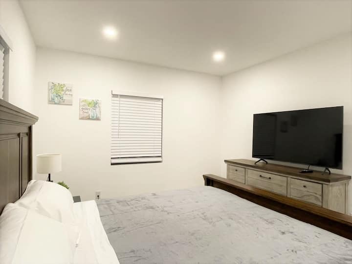 Glavna spavaća soba s pametnim TV-om/spavaćom sobom s Smart TV-om