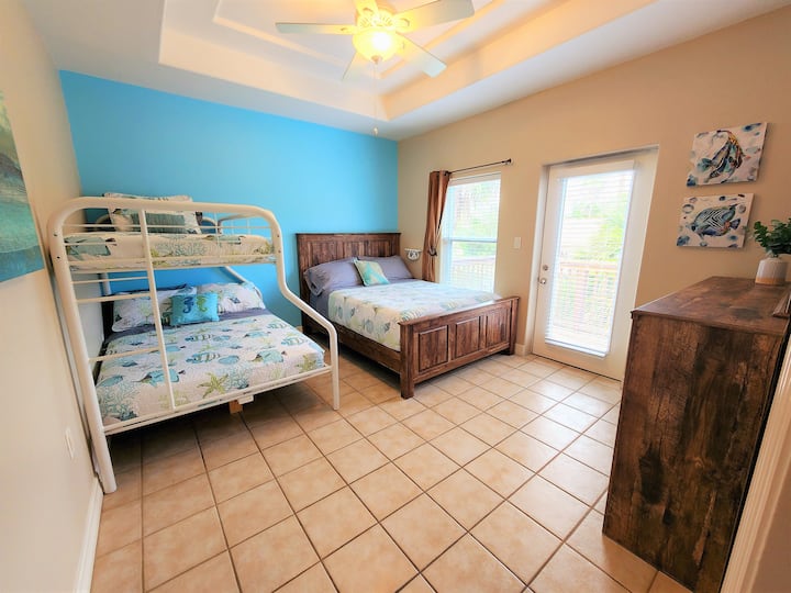 Smještajna jedinica 3 na 2. katu – spavaća soba s balkonom, bračni krevet (širine 150 – 179 cm), krevet na kat s jednim krevetom za jednu osobu iznad kreveta za dvije osobe