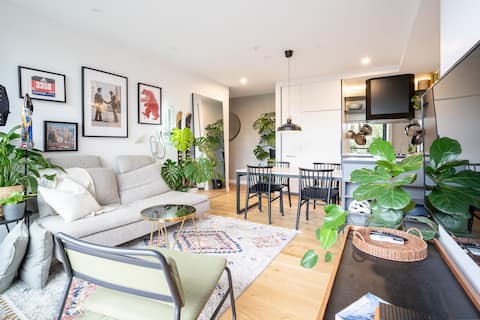Successful Airbnb property: Apt w/ Rooftop & Balcony | Steps to Smith St in Fitzroy