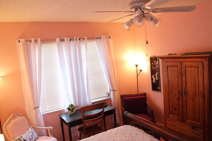  Fast Wi-Fi at 371 Mbps, plus a dedicated workspace.
Ceiling fan with Lights