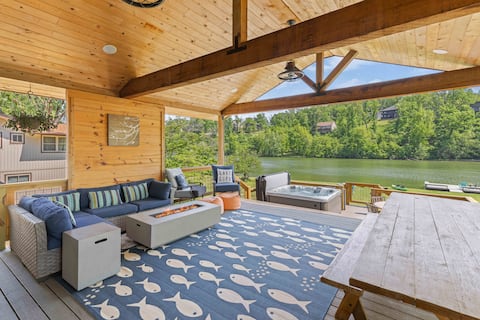 Access to lake & trails with HOT TUB!