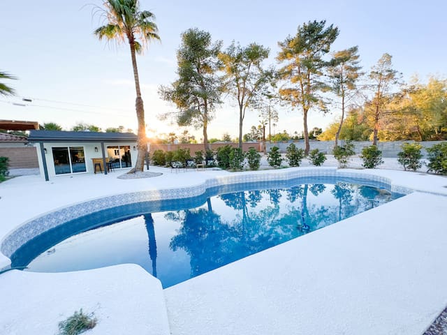 4 Bedroom 1 Acre Lux Estate Minutes from Strip