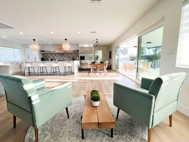 4 Bedroom 1 Acre Lux Estate Minutes from Strip gallery image 3