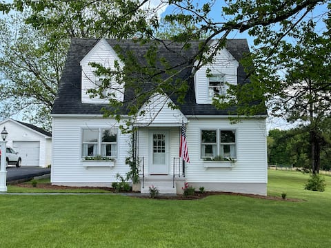 Viola Cottage- Charming 1940's Farm Stay