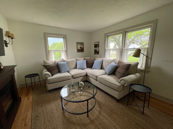 Viola Cottage- Charming 1940's Farm Stay - Bedford, VA