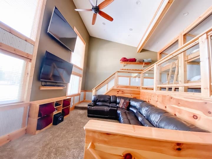 楼上双层房间起居区！绝对是儿童最喜欢的度假胜地！ 