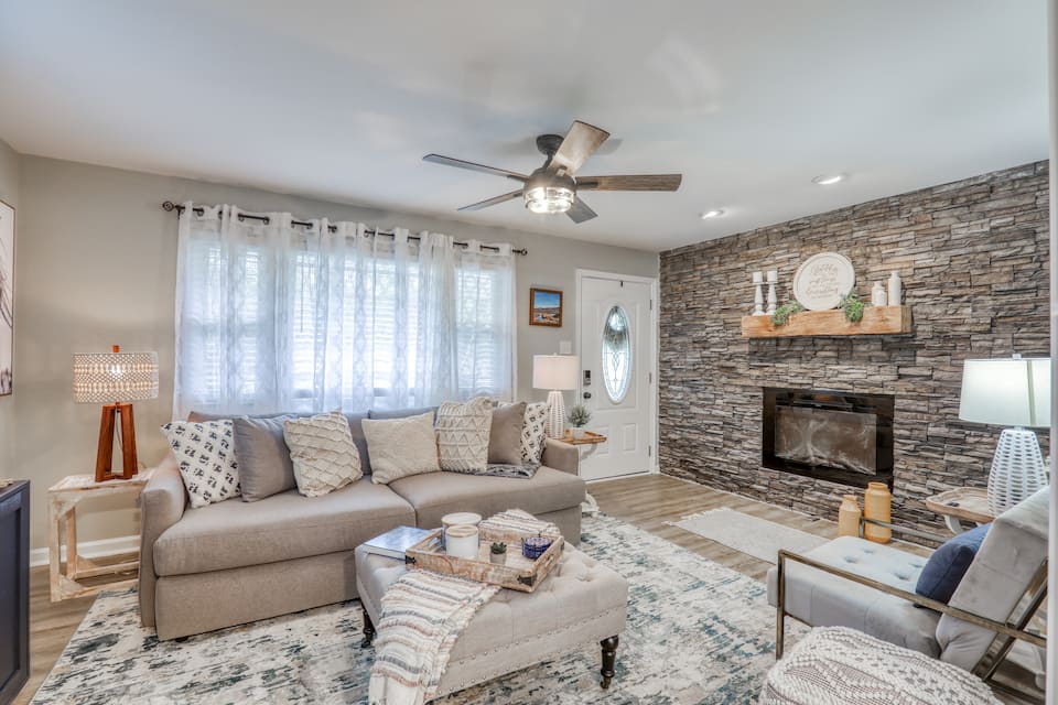 Riverfront! Shenandoah River! Sleeps 4! New Hot Tub — photo 1