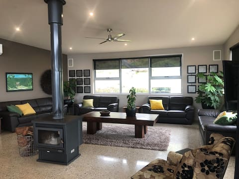 Successful Airbnb property: Dellven Drive Luxury Mountain View Retreat in Albury City Council