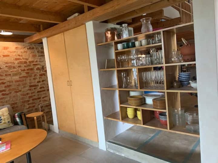 Televízna miestnosť orientovaná na západ s pohovkou pre tri osoby a dvoma stoličkami.
Hračky pre deti v skrini.