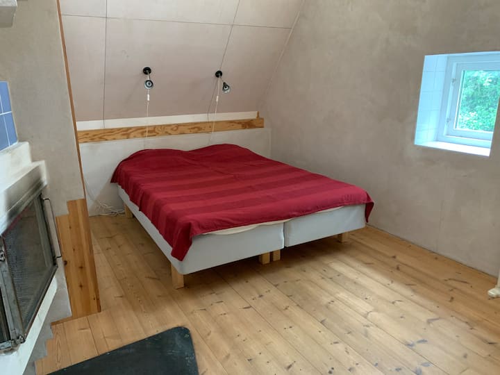 Spálňa 1, v štítovej miestnosti na 2. poschodí, orientovaná na východ s manželskou posteľou. Skorý východ slnka.