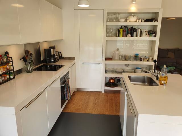 Modern, sunny 4br family apartment with parking gallery image 5