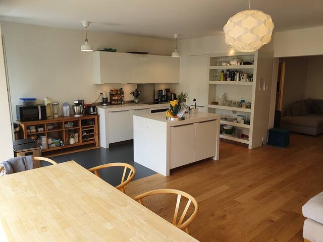 Modern, sunny 4br family apartment with parking gallery image 4