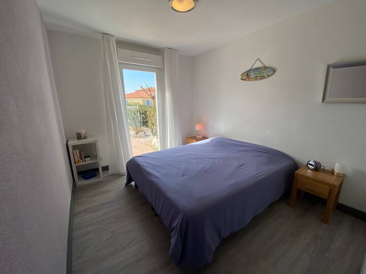 חדר שינה ראשי מס '1 מתוך 12 מ"ר עם 160x200 מצעים וגישה למרפסת 