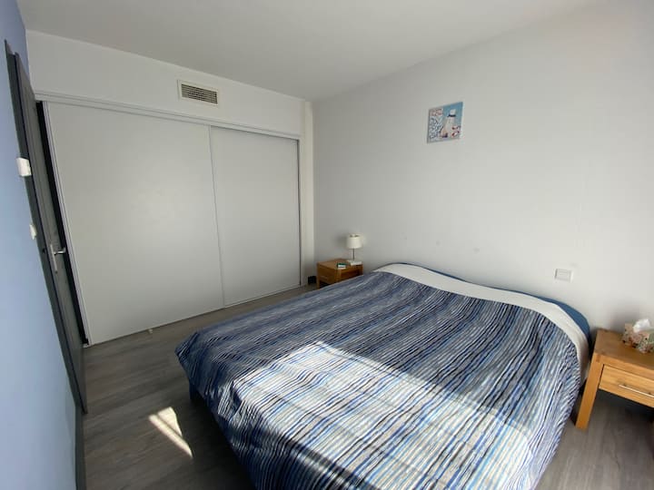 חדר מס '2 של 12 מ"ר עם 2 מיטות של 80 x 200 עם גישה למרפסת 