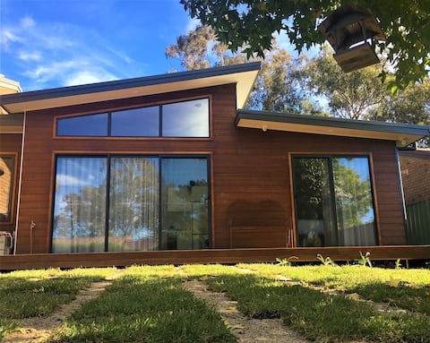 Top Airbnb: Airy Single Level Unit in Woden Valley in Woden Valley