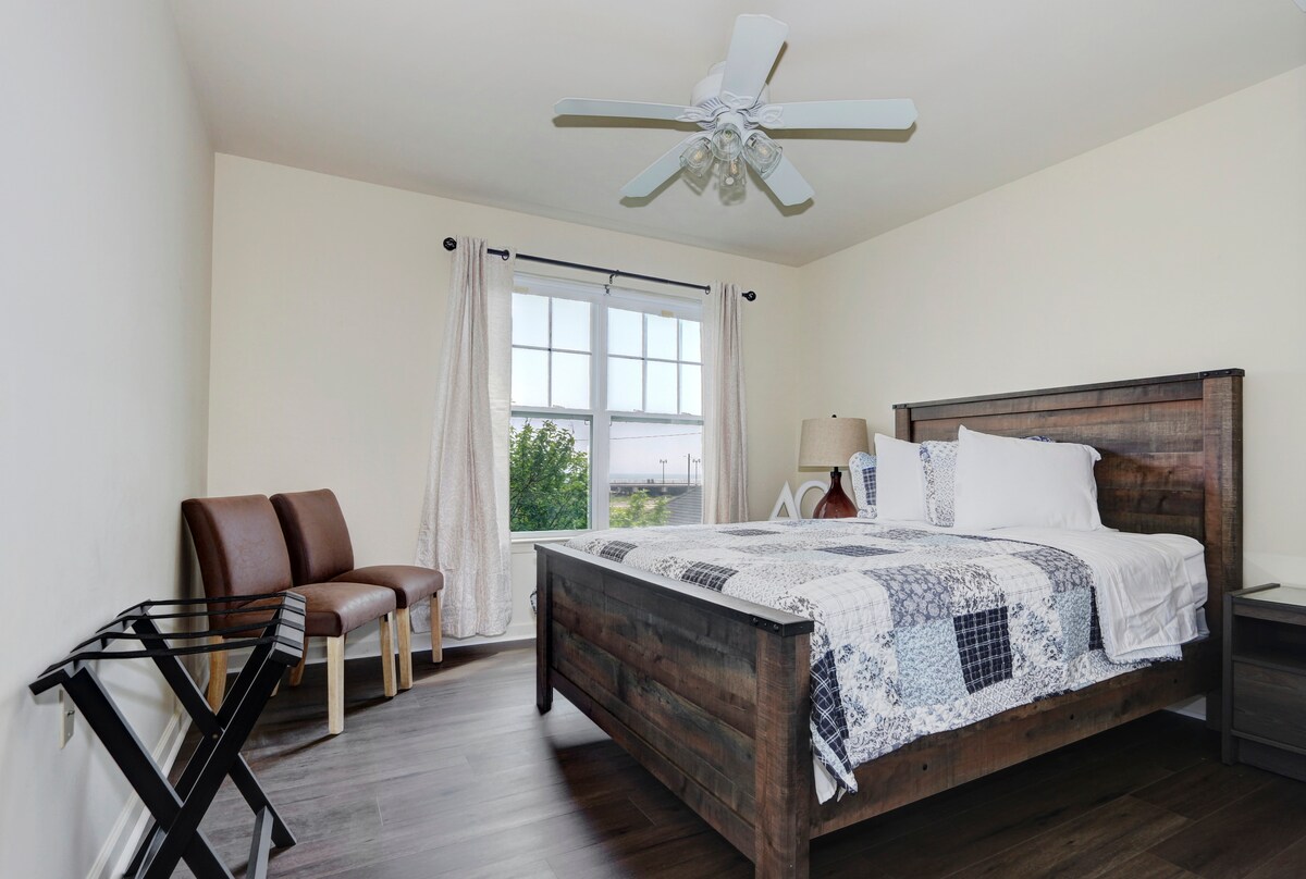 Pumzika na ufurahie ukaaji wako.  Chumba cha kulala #1.