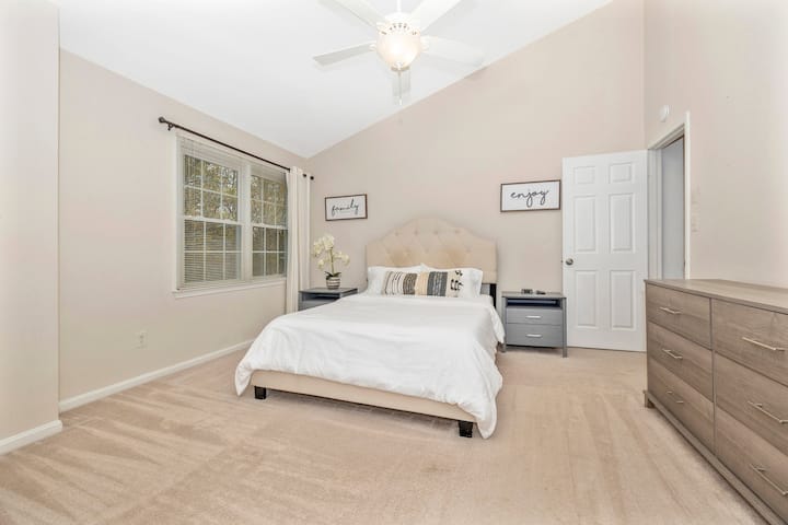 Glavna spavaća soba s bračnim krevetom i glavnom kupaonicom