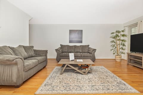 4BR/3.5b Townhome + Gameroom & Grill Maryland DC