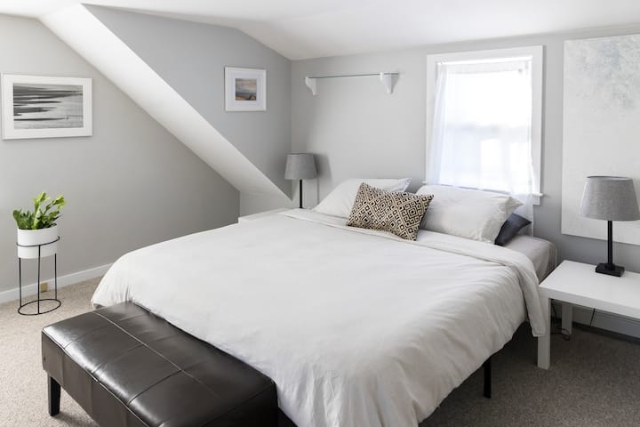 בחדר השינה בקומה השנייה יש מיטת קינג סייז, שולחן כתיבה קטן, שולחן קפה, מקומות ישיבה ושפע של מקום בארון.