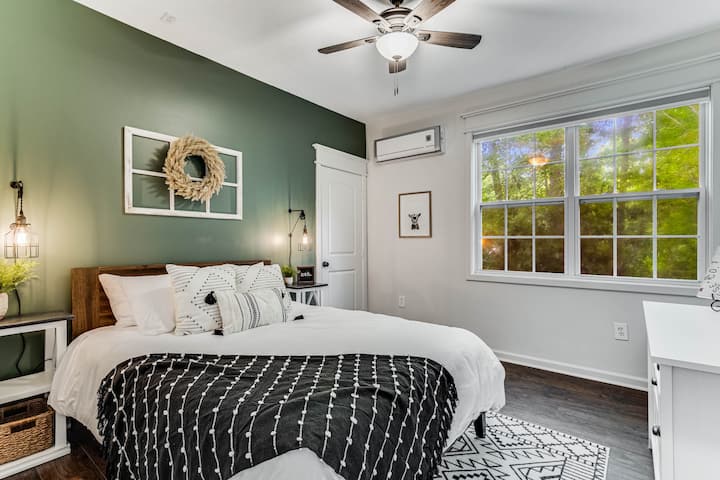 Welcome to the goat room. Enjoy the memory foam queen mattress, your own dresser, ceiling fan, AC and closet.