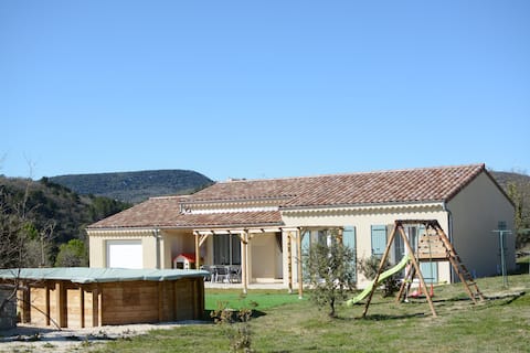 New villa, quiet, pool.