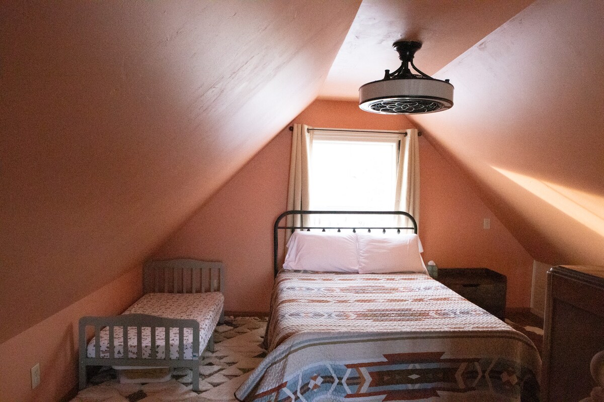 לופט - צד 2 עם מיטה בגודל מלא ומיטת פעוטות. 