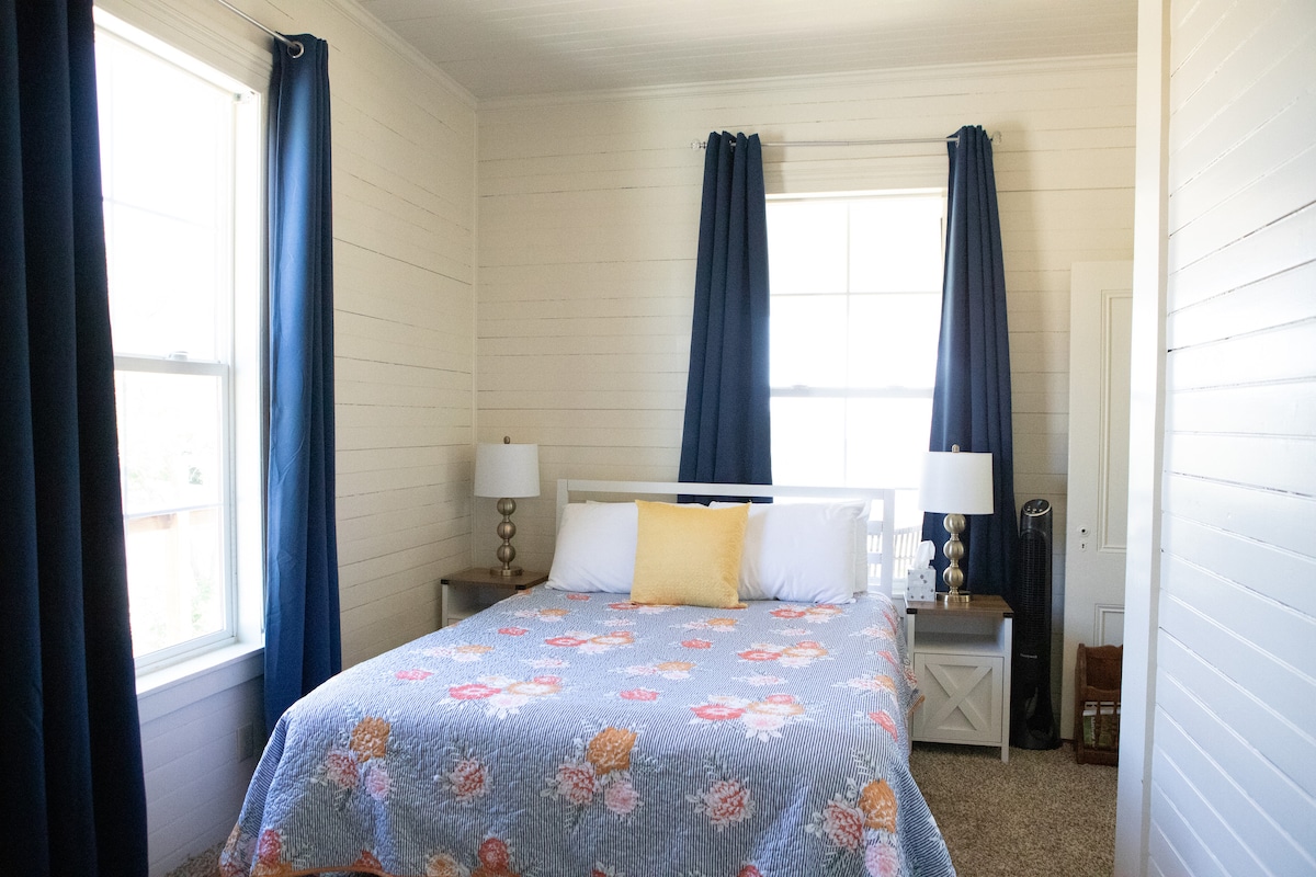 חדר שינה ראשי בקומה הראשונה. מיטה קווין קווין קווין קווין קווין. 