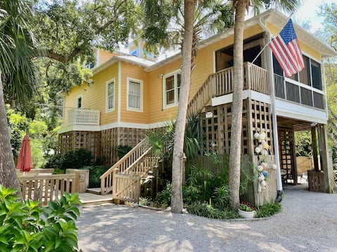 Top Airbnb: *Folly’s Treehouse* Walk to Beach, Center St, Pier in Folly Beach