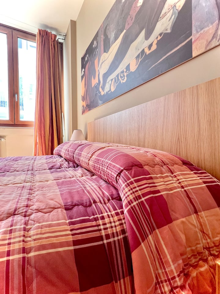 غرفة نوم (سرير مزدوج كبير)، مطلوبة للضيوف (ملاءات وأغطية وسائد وبطانيات)، غرفة مشرقة بنوافذ كبيرة، دافئة وهادئة