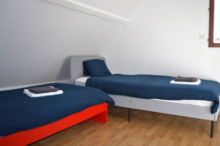 Chambre avec un lit double et 2 lits simples