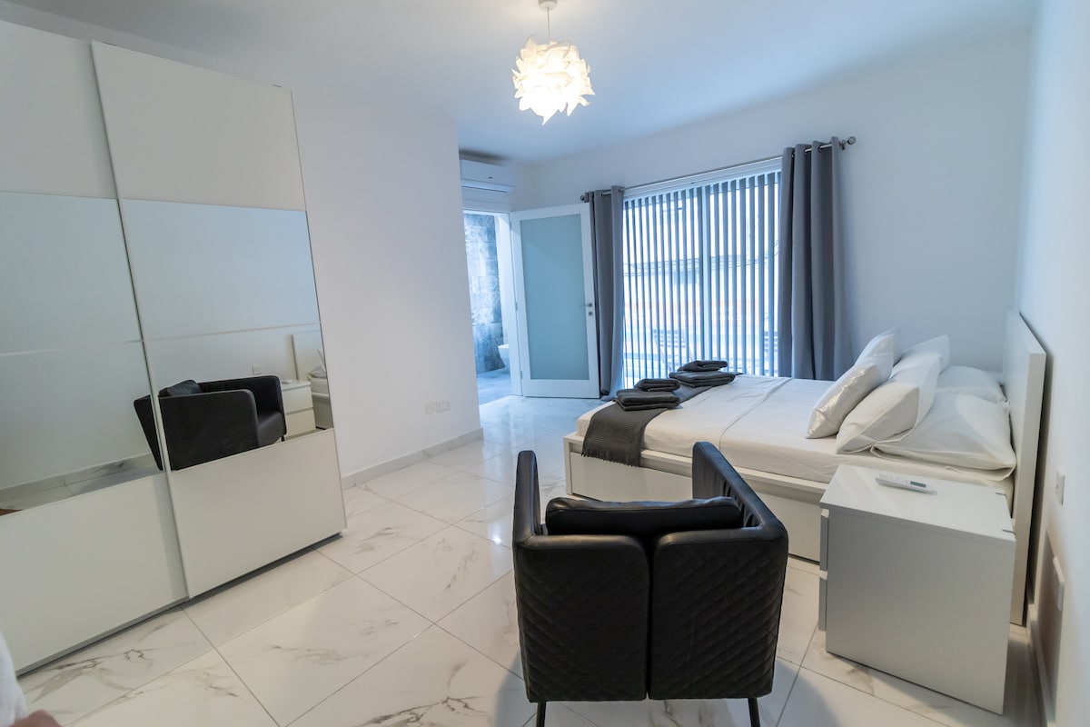 Главна спална соба 1 со прекрасна сопствена бања. 