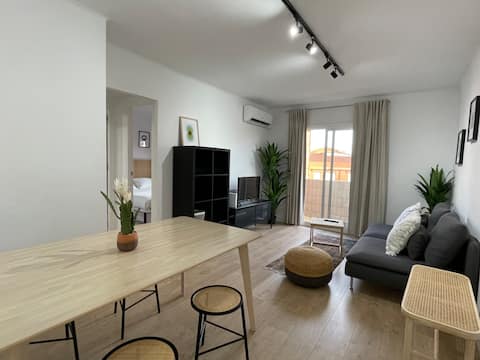 Anuncio de Airbnb popular: COOL! 5' to metro. 15' to Center/beach by metro. en Badalona