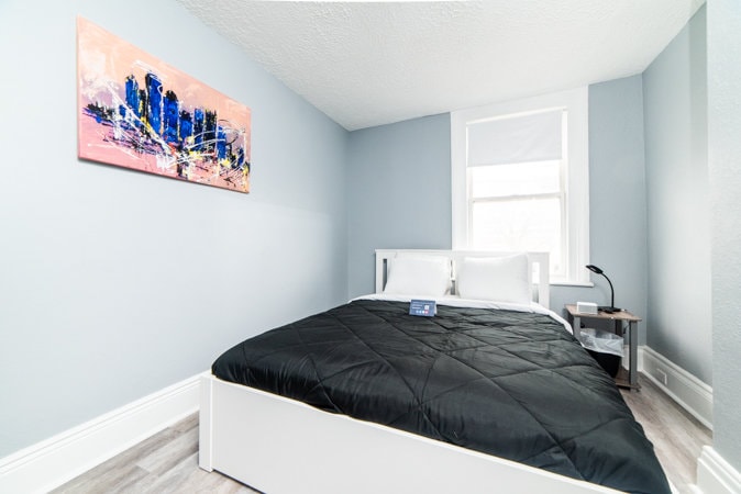 1号卧室-标准双人床，带ROKU电视