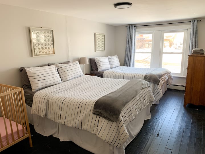 غرفة النوم رقم 4: سريران كاملان وسرير أطفال