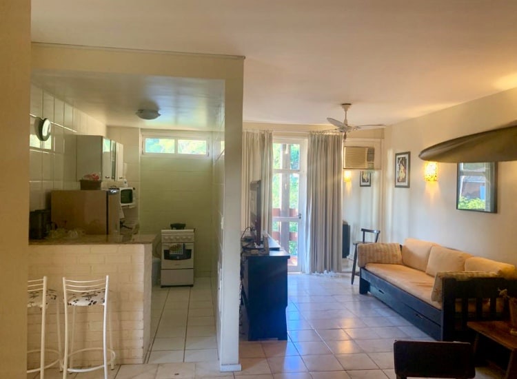 Vrlo velika soba u 2 sobe.
Dnevni boravak s kaučem na razvlačenje za najviše 2 osobe,stalkom s TV-om , stropnim ventilatorom,klima-uređajem, koji vam omogućuje pristup elegantnom balkonu s visećom ležaljkom na kojem se možete odmoriti i uživati u trenutku mira.