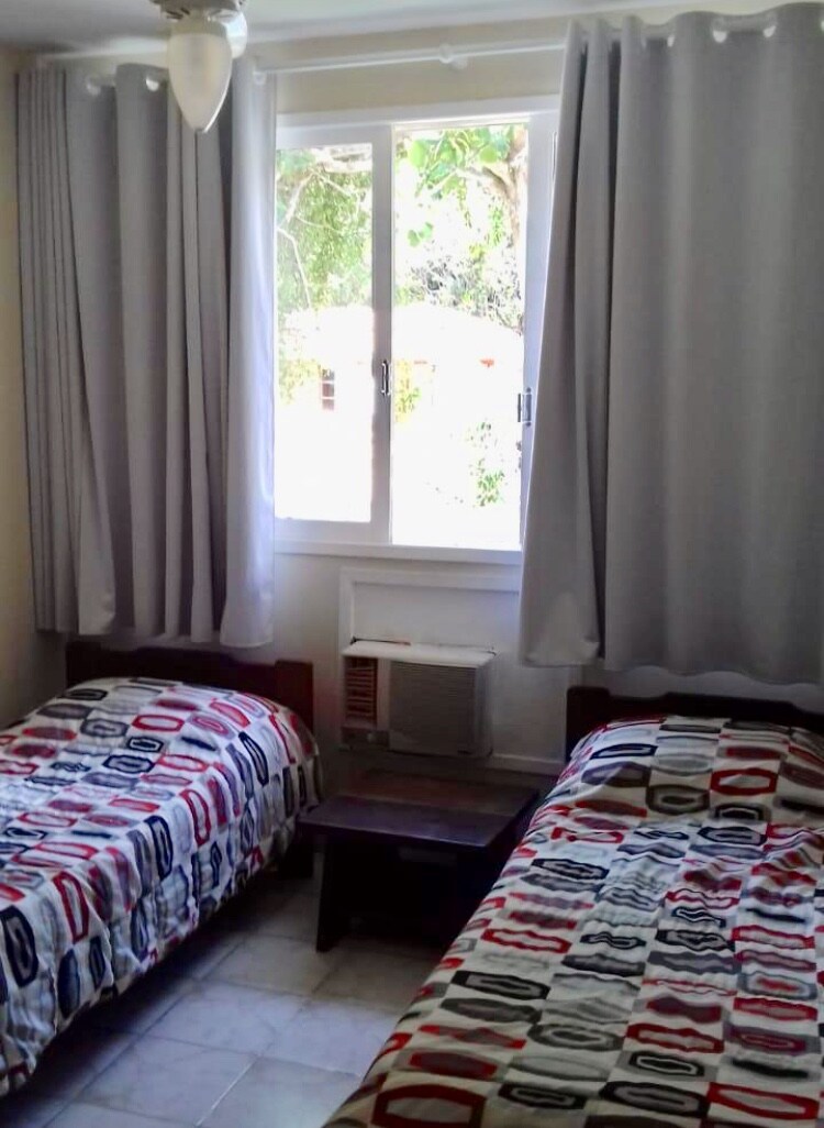 Soba s dva odvojena kreveta, ormarom, stropnim ventilatorom i klima-uređajem