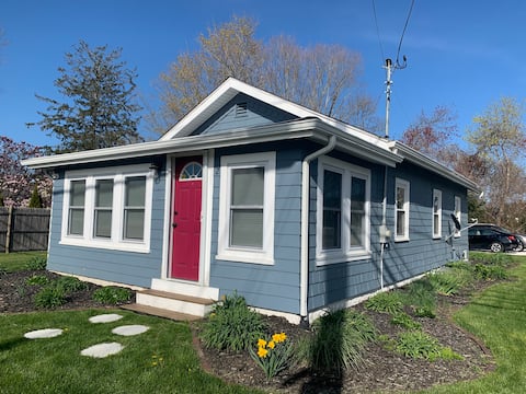 Charlestown Cottage-0.7 miles to the beach!