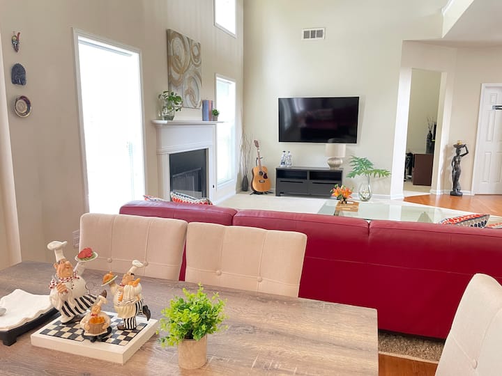 Spacious, Private And Convenient 4 Bedroom Home - 로렌스빌