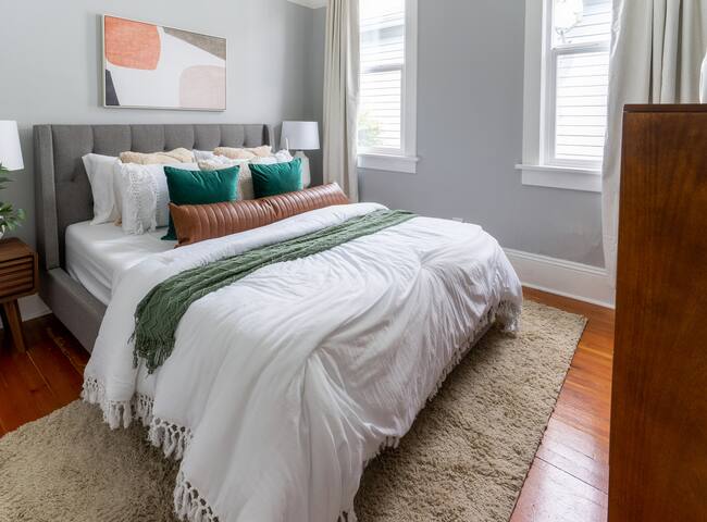 Bright & Cozy Home | Walkable, Private Yard + WiFi gallery image 4