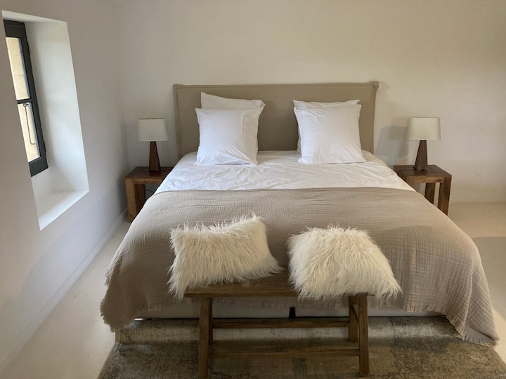 Suita kryesore me banjë, dush, kotësi të dyfishtë.