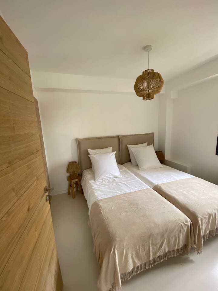 Dhomë në katin përdhes me pamje nga pishina e madhe, Kështjella dhe Kisha e Gordes 