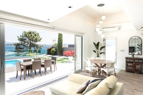 Cheerful Villa with pool and beach