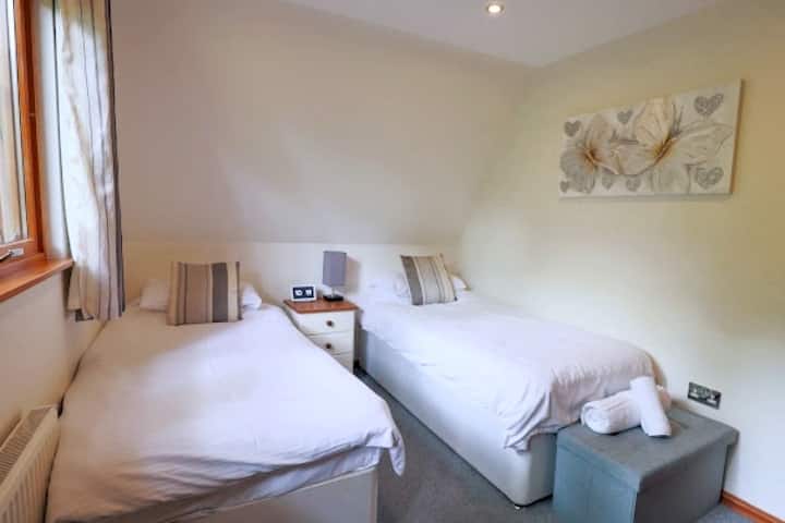 Dhomë gjumi e gjerë me dy krevate, ideale për fëmijët ose miqtë që ndajnë