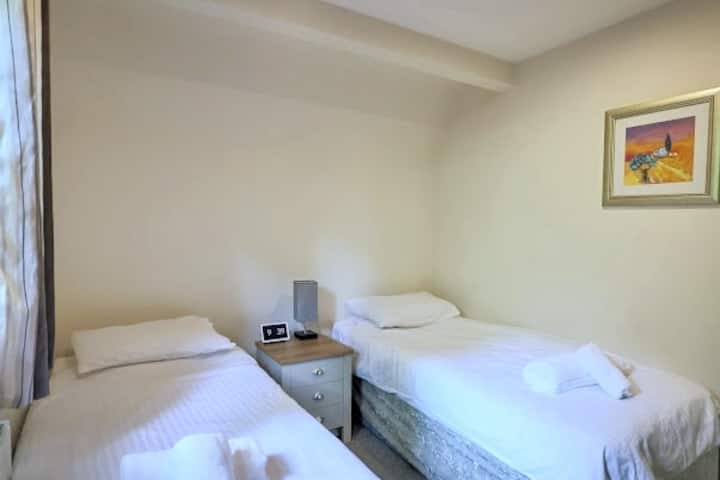 Lozha nëntë: Dhoma e gjumit 2

Finlake Resort & Spa, Chudleigh, Devon, TQ