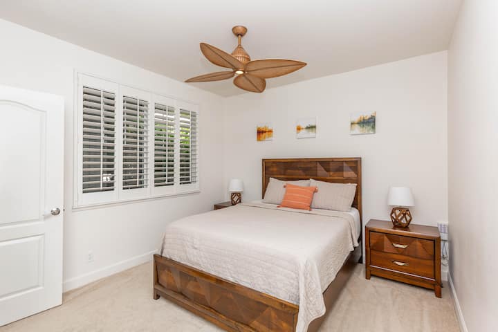 Bedroom on the first floor. 
Queen size bed. The room is located on the first floor. There is a bathroom on the first floor as well.