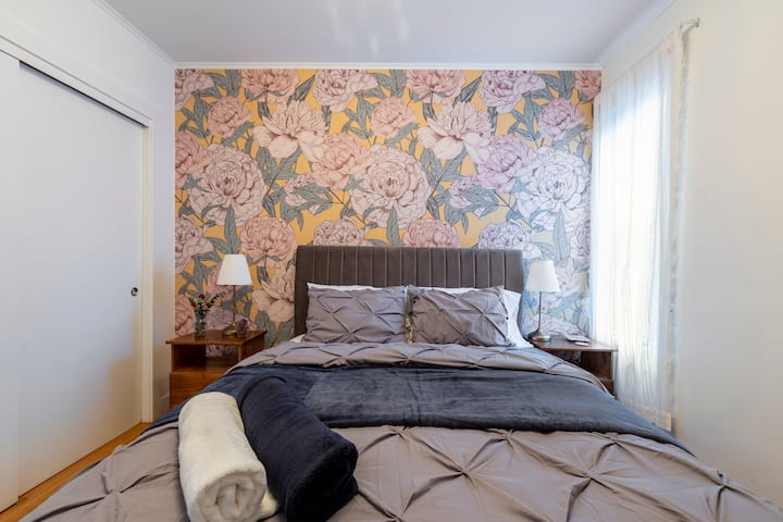 Primer dormitorio, cama tamaño queen con armario y vestidor.